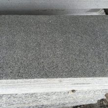 供应深圳烧面耐磨防滑人行道盲道是 条状芝麻灰岗岩盲道砖石材