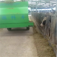 养驴饲料撒料车 喂牛用投料机 西门塔尔牛场撒料机