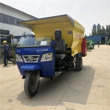 公司采购牛场柴油撒料车 节能型电动喂料车 牛羊饲料撒料车价格
