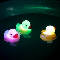 led水感应发光鸭子浮水闪光小鸭子宝宝洗澡戏水鸭 浮水发光鸭玩具