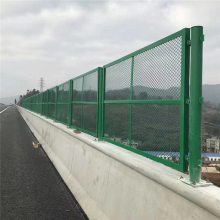 四川护栏网生产厂家高速公路防眩网钢板网护栏菱形孔隔离网