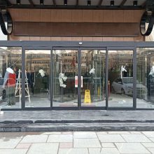 幼童玩旋转门脚被“咬住”中信银行暖心破门成功救援