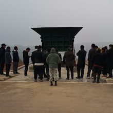 整体移动压缩勾臂式垃圾站好多钱？生产整体移动式垃圾中转箱厂家在哪里？