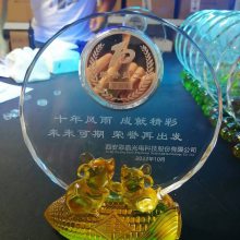 水晶琉璃银币奖牌，琉璃十二生肖退休员工纪念盘，老职工退休礼品，济南退休员工礼品，三十周年员工纪念奖杯