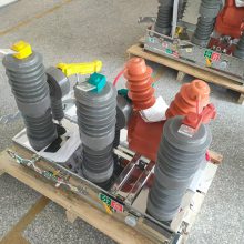 一顿电气厂家供应ZW32-12/630-20智能真空断路器 一二次融合柱上高压断路器