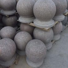 圆球挡车石价格，直径500花岗岩石球图片