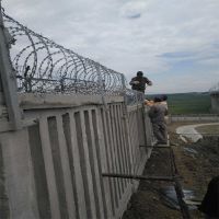 铁路护栏网厂家-8002高铁防护栅栏网片-刺丝滚笼加高围栏