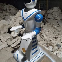 供应玻璃钢机器人雕塑 智能服务机器人外壳雕塑批发