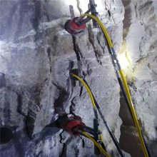 大连劈裂机液压棒涵洞掘进遇到石头劈裂机