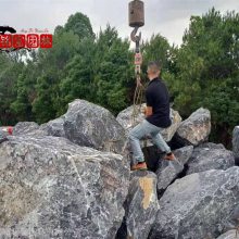 六盘水黑山石基地，贵州假山石，打造庭院水槽草坪石