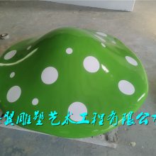 农场以蘑菇为主题玻璃钢七彩蘑菇模型雕塑对孩子来说，简直是惊喜了！