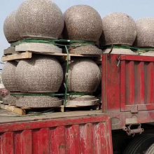 圆球挡车石价格，直径500花岗岩石球图片