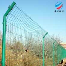 公路护栏 铁丝隔离护栏 圈地桃型柱护栏厂家 安装简便 方便运输