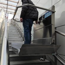 偃师市定制轮椅升降设备 斜挂式电梯 爬楼平台安装