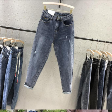 東莞庫(kù)存牛仔褲清貨女式牛仔褲工廠幾塊錢(qián)女裝短袖時(shí)尚T恤地?cái)偱? class=