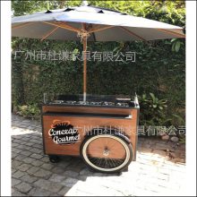 商场中的小型水果手推车销售食品餐车摊位展柜木制售卖车