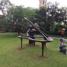 韶关玻璃钢弹钢琴雕塑 校区景观音乐学院人物塑像