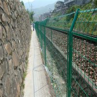 高速轻轨轨道隔离网 铁路防护栅栏 绿色铁丝浸塑隔离栅栏