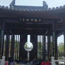 恩施高端防腐木浮雕牌匾制作,弧形对联,实木牌匾制作。来图定制、厂家直发。