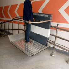 室外轮椅起重机 残疾人电梯 曲线座椅电梯斜挂式平台晋城市淮南市启运