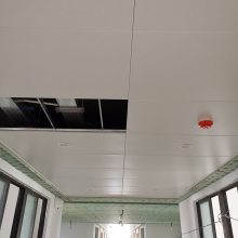 广东粤艺佰300*1200滚涂亚光白色微孔金属天花板机房专用