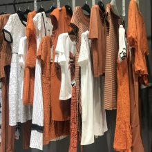 ***休闲品牌简约风情2019夏装广州品牌女装折扣批发一手货源电商平台直播进货渠道