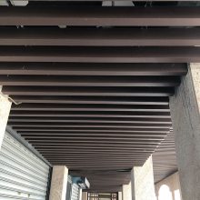珠海景区过道咖啡色铝方通吊顶 60x120铝方通天花