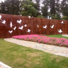 山东耐候钢飞鸟平面剪影 公园仙鹤图案耐候钢板雕塑