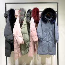 廣州高端品牌大毛領(lǐng)羽絨服 女式防寒服 冬季時尚女裝 簡約保暖棉服貨源供應(yīng)