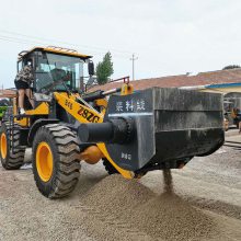 新疆建筑工地修路搅拌水泥混凝土中首重工搅拌斗装载机搅拌铲车