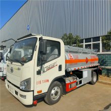 解放牌五吨六方小型油罐车万里扬5档变速箱110马力发动机