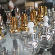 玻璃瓶厂家供应玻璃精油瓶 配套瓶盖，压盖，喷头，滴管，电化铝，塑料盖