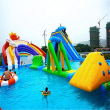 丹东充气陀螺跷跷板三角滑梯蹦床风火轮香蕉船水上滚筒水池玩具气模