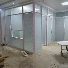 三河市雅科迪新款办公室玻璃隔断心灵相通铝合金包边双层百叶单玻磨砂高隔墙轻松搭建