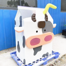 饮品饮料宣传企业IP形象玻璃钢仿真牛奶盒子雕塑展示摆件