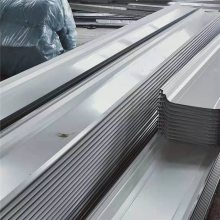 YX51-410-820型镀锌彩钢板设备运转良好
