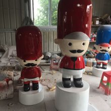 商场美陈玻璃钢卡通礼仪大头兵迎宾雕塑 卡通人物雕塑工艺定制
