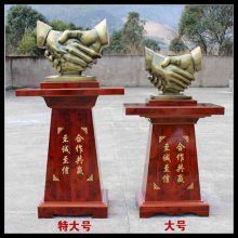 合作共赢握手摆件树脂老鹰牛帆船装饰品开业礼物乔迁庆典贺礼供应