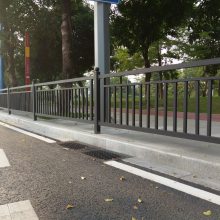 广州京式护栏空管道路护栏市政交通城市隔离镀锌圆管护栏多少钱一米