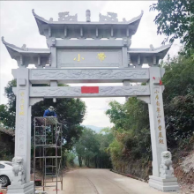 村庄标志性建筑路口石牌坊 花岗岩石头大门 村庄街道口拱门标志