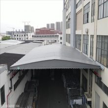 湘 潭 电动雨蓬定制 大型伸缩雨棚厂家一平方膜结构车棚***