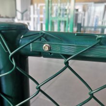 学校操场围网、运动场球场隔离网、菱形孔钢丝围栏网多钱一米/平米