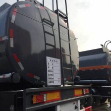 普货车钢衬塑洗井液罐车40吨钢衬塑污水处理剂罐车详细介绍