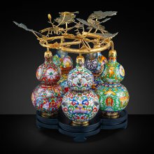 张同禄、霍铁辉、刘永森、戴嘉林、钟连盛景泰蓝五大家作品《五福泰瓶》以中国传统葫芦为主要造型元素