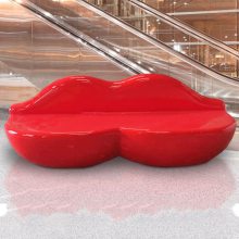 深圳创意红唇座椅坐凳雕塑 橱窗玻璃钢大红色嘴唇雕塑摆件