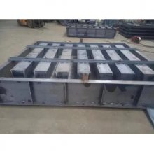 组装栅栏板模具：螺丝固定+标准化配件，工地现场零明火