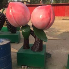 玻璃钢水蜜桃雕塑加入十足的艺术元素 为果园***区基地增加桃子造型气息