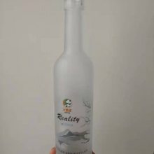 徐州誉华玻璃瓶厂家开发定做500ml磨砂洋酒瓶配套高分子盖