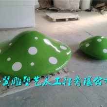 农场以蘑菇为主题玻璃钢七彩蘑菇模型雕塑对孩子来说，简直是惊喜了！