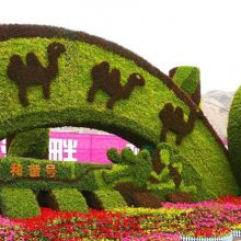 四川乐山2022欢度春节雕塑稻草人艺术品雕塑春节灯光结合绿雕